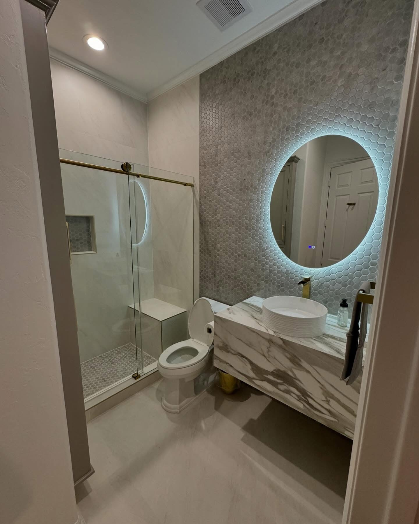 Modern powder bath with backlit round mirror