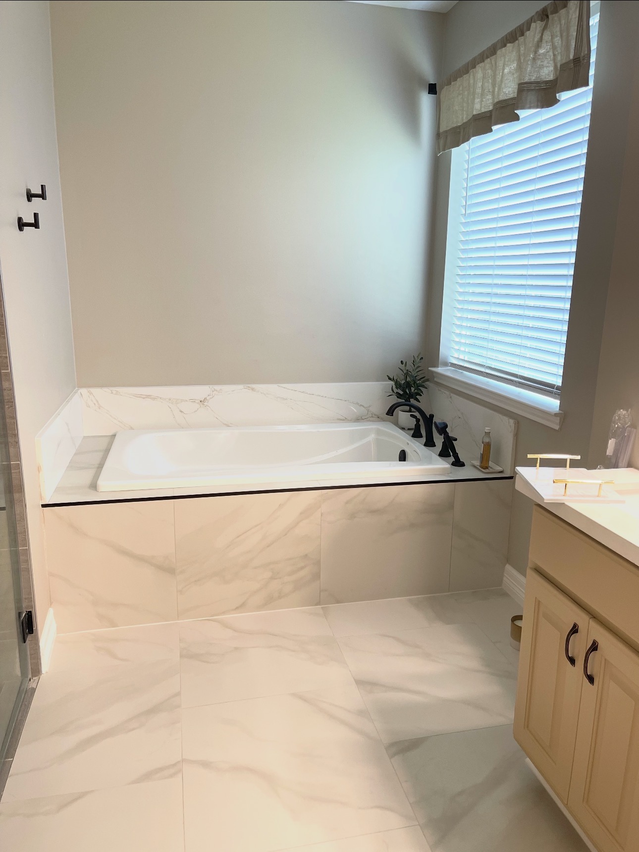 Marble tub surround